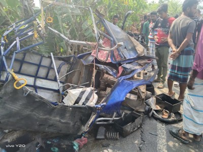 বাগেরহাটে যাত্রীবাহী বাসের সাথে ইজিবাইকের সংঘর্ষ, নিহত ১